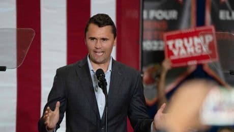 Disparan al activista trumpista Charlie Kirk durante un acto en la universidad de Utah