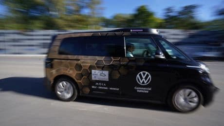 Weltpremiere in Hamburg: VW zeigt fahrerlosen E-Bulli - Zulassung ab 2027 angestrebt