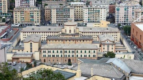 Genova, rivolta nel carcere di Marassi: decine di detenuti occupano una sezione. Ferito un agente