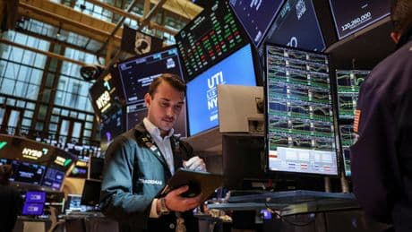 Wall Street celebra la tregua comercial entre EEUU y la UE: el Dow Jones intenta recuperar los 42.000 puntos
