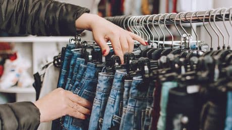 Adeptes de la fast fashion et de la seconde main, les Français ont acheté davantage de vêtements en 2024