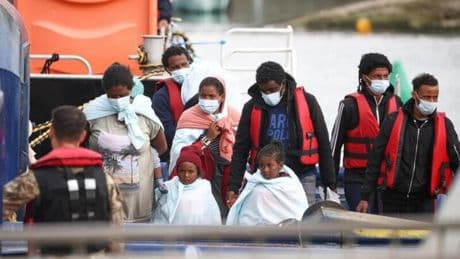 Starmer deportará a Francia los primeros migrantes detenidos tras el pacto con Macron de "uno dentro, uno fuera"