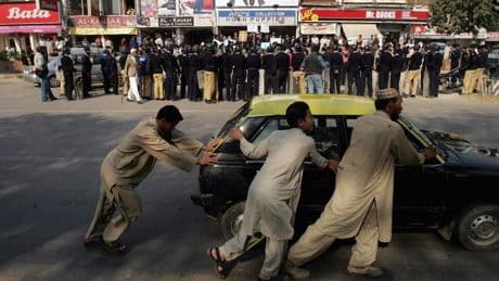 ’Jonge Nederlandse vrouw (21) mishandeld en beroofd in taxi in Pakistan’