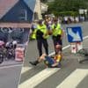 Keiharde klap tegen paaltje en salto: beelden tonen zware crash van Mattias Skjelmose in Tour de France
