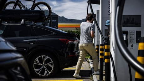 Recordaantal Nederlanders gaat met elektrische auto op vakantie: ergernis vanwege niet-werkende laadpalen