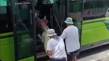 Expedientan al conductor de un bus al que subieron a una burra en Bakio