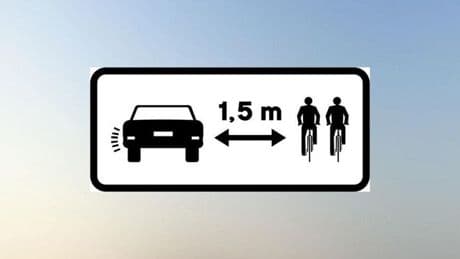 Si incumples la nueva señal de la DGT sobre ciclistas puede costarte 200 euros y 4 puntos en el carnet