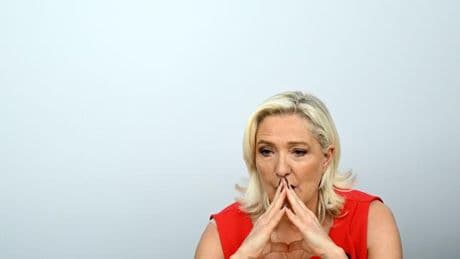 Entre enquêtes et perquisitions, le RN de Marine Le Pen “de plus en plus acculé”