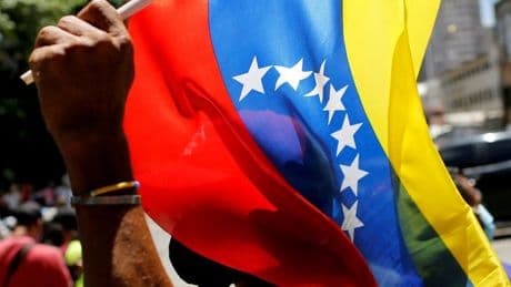 Venezuela, "terör tehdidi" nedeniyle Kolombiya ile uçuşları  durdurdu