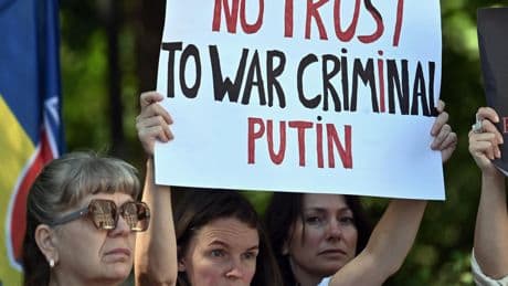 «Un meurtrier, un kidnappeur d’enfants» : la colère des Ukrainiens après l’accueil «royal» réservé à Vladimir Poutine par Donald Trump
