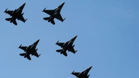 Polonia, scramble in volo dopo il maxi-attacco di droni e missili della Russia in Ucraina. Massima allerta dei sistemi di difesa aerea