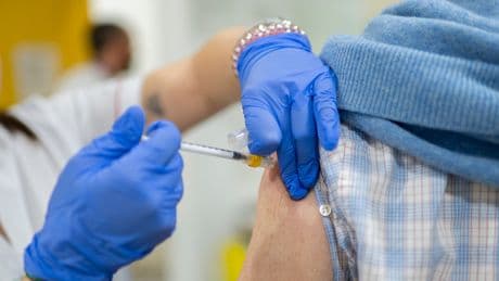 Un pinchazo, doble escudo: éxito preliminar de una vacuna conjunta frente a covid y gripe en mayores de 50