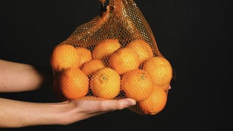 Este es el motivo por el que las naranjas se venden con una malla roja