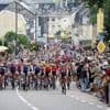 VIDÉO Tour de France femmes. Première chute dans le peloton avant le départ réel de l’étape