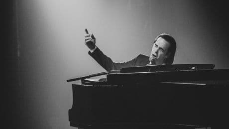 Auftritt in Elbphilharmonie: Nick Cave solo in Hamburg: Rückkehr zu den dunklen Momenten