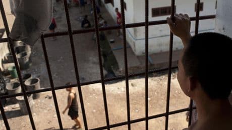 Nederlandse (70) gevangene in Laos wacht hel: overvolle cel en vastgeketend