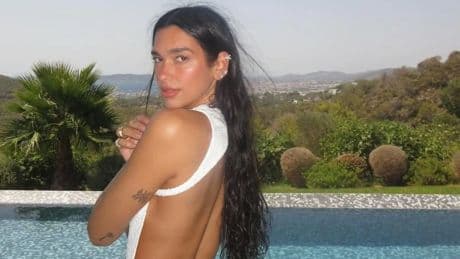 Dua Lipa celebra su 30 cumpleaños en Ibiza con un vestido diseñado en exclusiva para ella