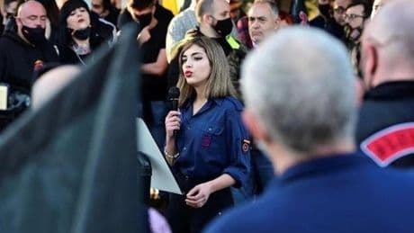 Condenada a un año de cárcel por odio a los migrantes Isabel Peralta, líder de Bastión Frontal