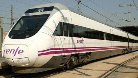 Interrumpida la línea Madrid-Cáceres por un accidente con un vehículo en un paso a nivel