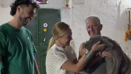 Meloni in Puglia, visita a sorpresa a un allevamento di cani