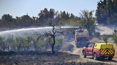 La climatología ayuda a combatir el megaincendio del sur de Francia pero tardará "varios días más" en extinguirse