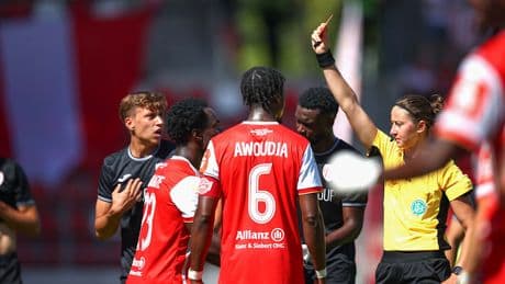 Irres Spiel gegen Greifswald - Erfurt siegt trotz Doppel-Rot