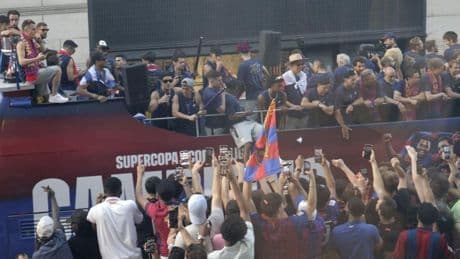 La rúa de las golosinas y del cántico “Szczesny fumador"