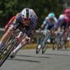 Finale barst los voorin: Amerikaans kampioen Simmons versnelt bergop, gele trui virtueel voor Healy