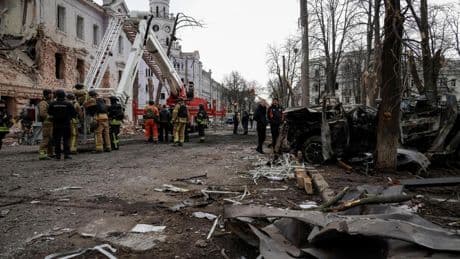 Rusia sigue asediando Sumy tras la brutal matanza de civiles de este domingo, ahora con un enjambre de drones kamikaze