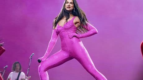Dua Lipa convierte Madrid en una gran discoteca con homenaje a Enrique Iglesias