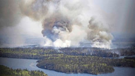 Bosbranden Canada jagen duizenden mensen op de vlucht, noodtoestand in provincie uitgeroepen