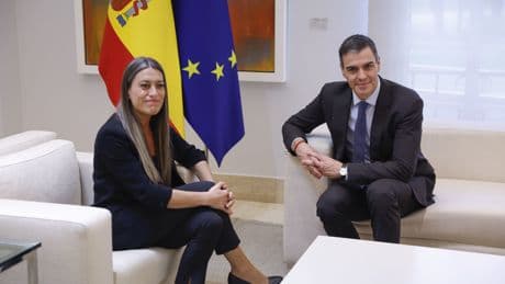 Junts pacta con Sánchez que las grandes empresas tendrán que atender en catalán a sus clientes