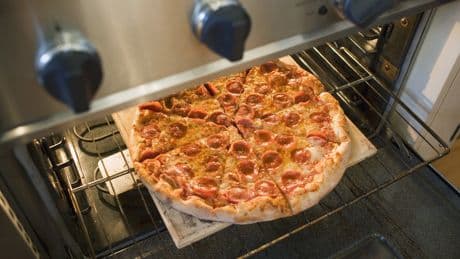 Knuspriger und leckerer: Dieser einfache Trick macht Tiefkühlpizza besser