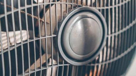 ¿Por qué la gente mira la parte de atrás de los ventiladores? Este es el truco de los electricistas para ahorrar en la factura de la luz