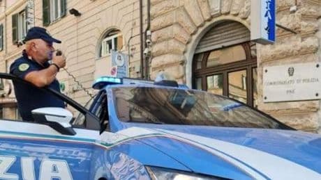 Genova, tenta di rapinare una donna al supermercato. Denunciato