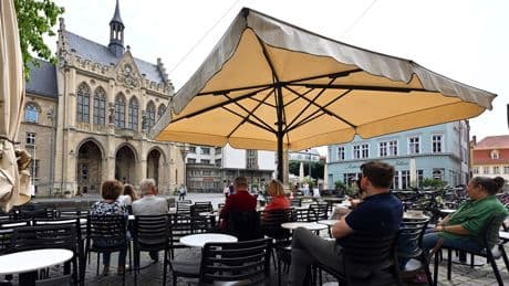 Außengastronomie: Schlechtwetterphasen verhageln Biergärten den Saisonstart