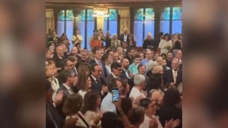 Encerrona separatista a Illa en el templo del 3%
