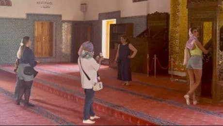 Tarihi camide tartışma yaratan görüntü! Uyarılar işe yaramadı