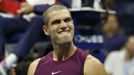 Alcaraz, nuovo look da "marine" con capelli rasati a zero. Agli Us Open batte all'esordio Opelka in 3 set