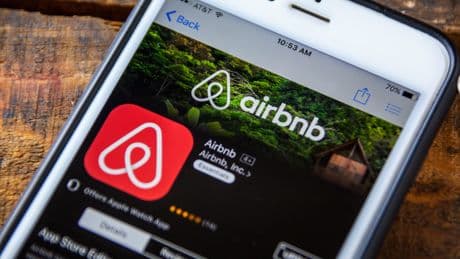 Airbnb avisa de que llegan meses difíciles como consecuencia de los aranceles