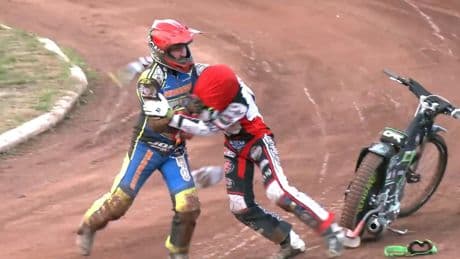 Wilde Rauferei - Freunde rasten auf Motocross-Strecke aus