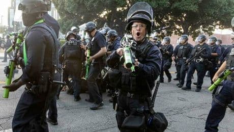 Los Angeles, Trump schiera i primi 200 marines. Da Chicago a New York, weekend di proteste
