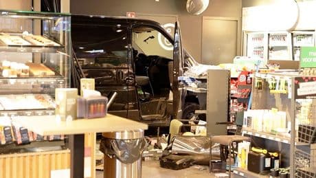 Ravage bij tankstation A1: Vrachtwagen ramt bussen winkel binnen