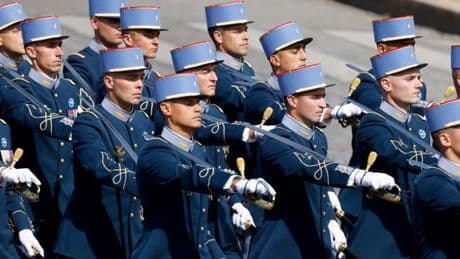 Un élève-officier meurt dans une chute à Paris, avant le 14-Juillet