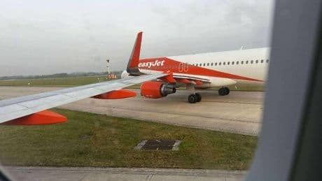 EasyJet, collisione in pista tra due aerei prima del decollo: le ali si incrociano, voli sospesi a Manchester