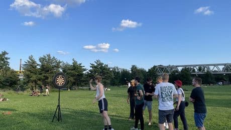Darts im Gleisdreieck-Park | Mit der Dartscheibe quer durch Berlin