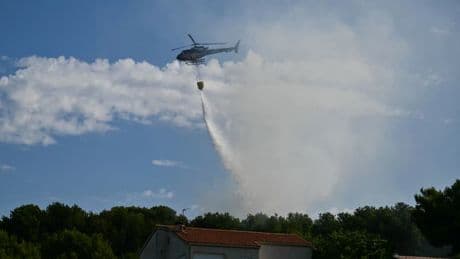 Incendie à Martigues: le feu fixé après avoir parcouru environ 250 hectares, 300 pompiers restent mobilisés