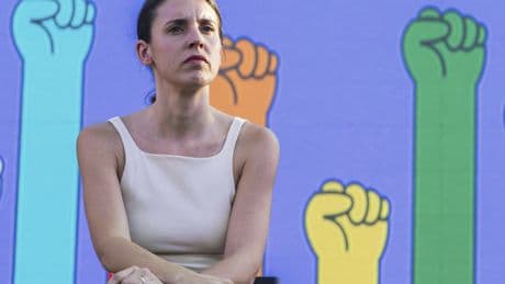 Irene Montero regala consignas y 'bikinazos'
