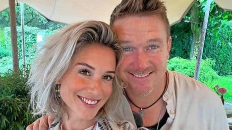Johnny de Mol neemt revanche als talkshowhost in De oranjezomer: ’Ik schoot op drie vlakken tekort’