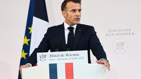 Emmanuel Macron sonne l’alarme sur l’aggravation des menaces et appelle à une nouvelle hausse du budget des armées « pour rester libres »